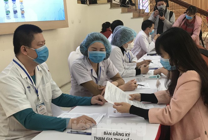 3 người Việt Nam đầu tiên tiêm thử nghiệm vắc-xin ngừa COVID-19