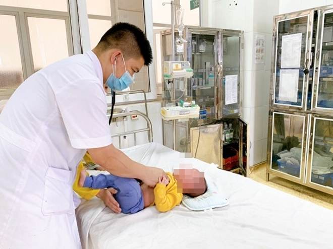 Bị người nhà rửa mũi nhầm cồn 90 độ, bé trai nhập viện khẩn cấp