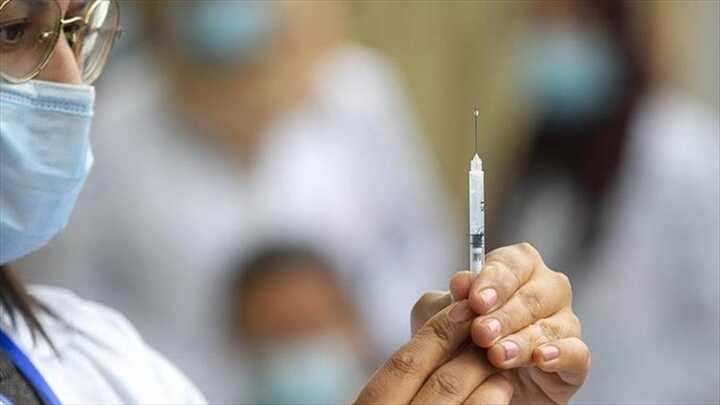 Được tiêm vaccine COVID-19 sớm, xin đừng khoe lên mạng