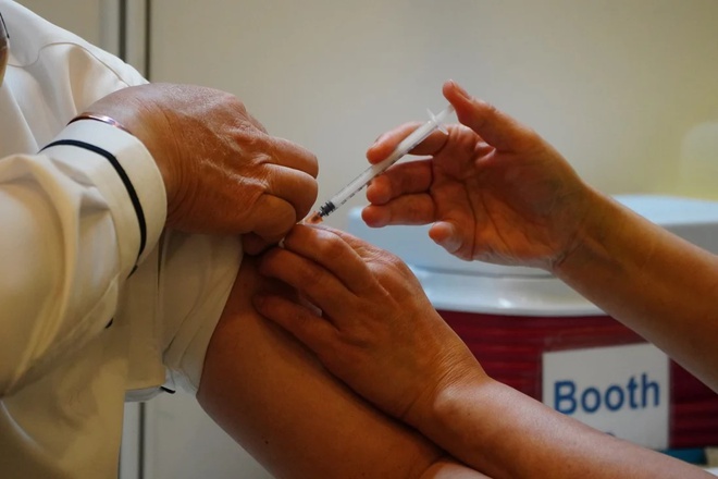 Một người ở Hong Kong bị liệt mặt sau khi tiêm vaccine của Trung Quốc