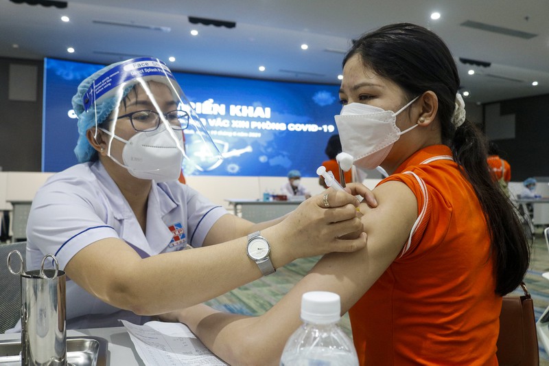 Người nhiễm HIV và ung thư có nên tiêm vaccine COVID-19?