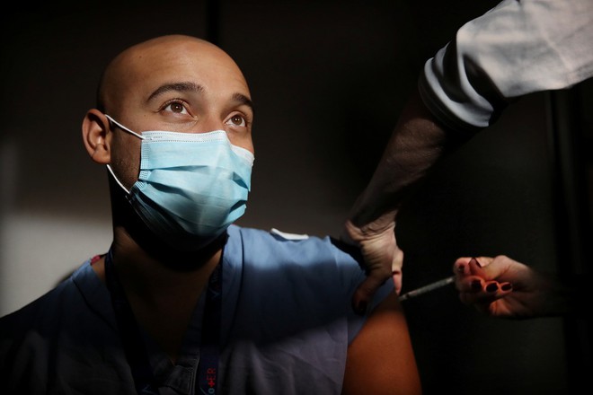 Nhân viên y tế Mỹ sốc phản vệ sau khi tiêm vắc xin Covid-19