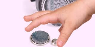 Nuốt phải pin, bé trai 4 tuổi bị bỏng thực quản nặng, phải mổ gắp dị vật khẩn