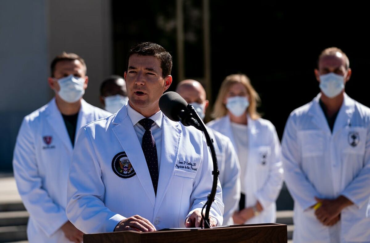 Bác sĩ cố ngăn tình trạng bệnh của tổng thống Donal Trump chuyển biến nặng