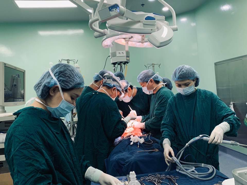 Bé trai 7 tuổi bị vỡ gan do TNGT được các bác sĩ hồi sinh ngoạn mục