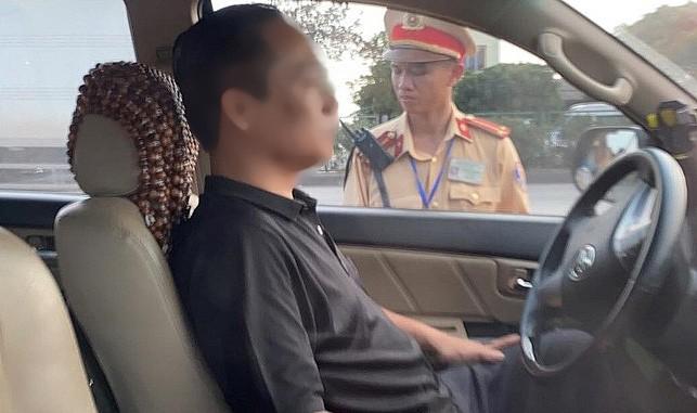 Bị thổi nồng độ cồn, tài xế cố thủ trong xe ôtô 3 giờ và liên tục uống nước