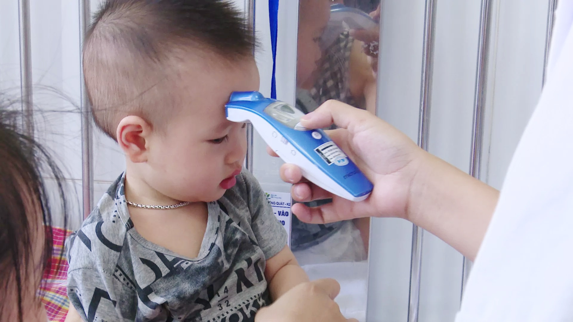 Cảnh báo nhiều trẻ mắc tay chân miệng nặng, biến chứng lên não