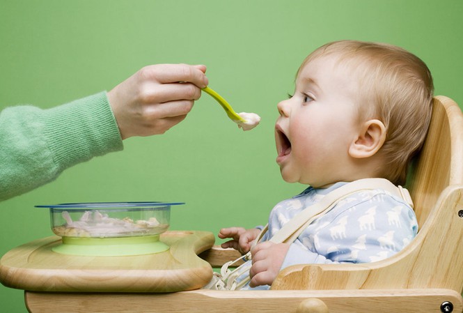 Cho trẻ ăn dặm sớm gây ra những tác hại gì?