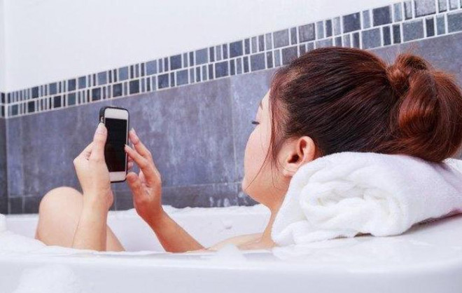 Cô bé chết vì mang điện thoại vào trong nhà tắm, thói quen tự sát hại mình mọi người vẫn làm