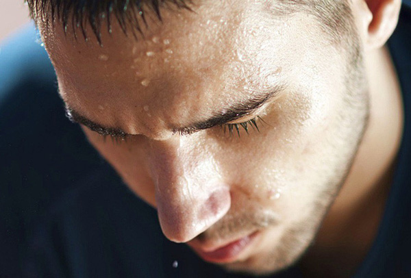 Dấu hiệu của 2 căn bệnh nguy hiểm khi đổ mồ hôi nhiều