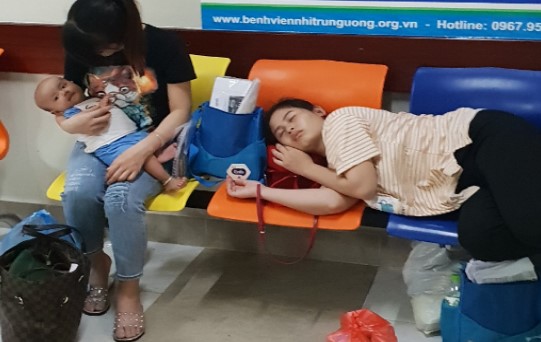 Đau lòng trước cảnh mẹ con phờ phạc đi viện vào những ngày nóng như chảo lửa ở Hà Nội