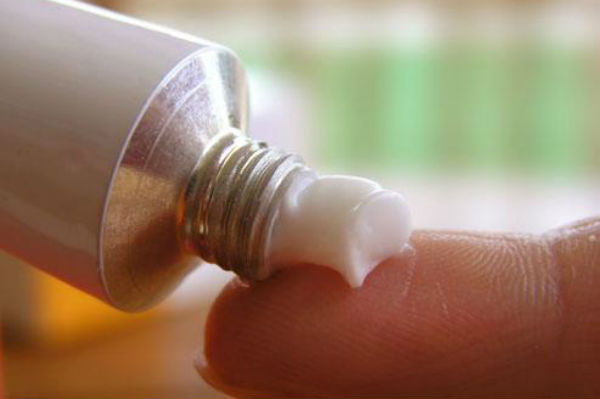 Dùng thuốc Clotrimazol trị nấm tại chỗ cần lưu ý gì?