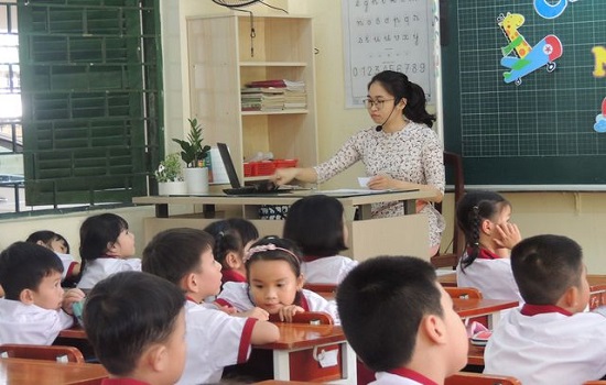 Giáo viên trẻ phải vay nợ, xin tiền bố mẹ để sống vì lương thấp