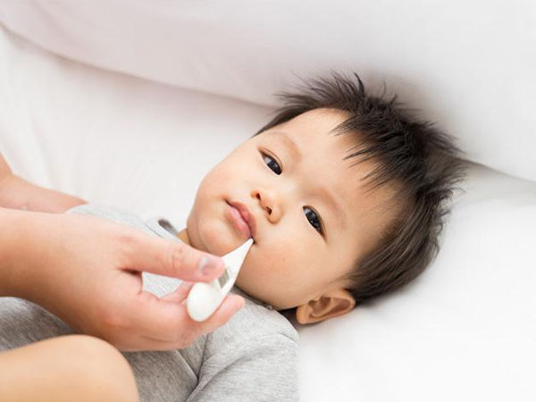 Hiểu đúng về tình trạng trẻ sốt cao tay chân lạnh để biết cách xử lý kịp thời