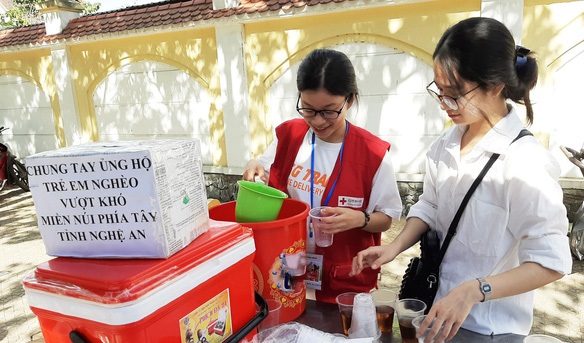 Học sinh khóa dưới “chia lửa” cùng các anh chị đi thi