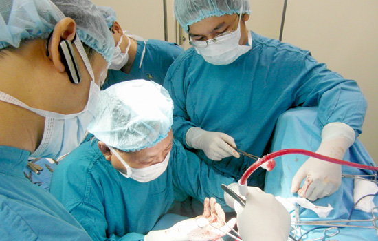 Một bệnh nhân bị hoại tử hậu môn vì đắp thuốc nam để điều trị bệnh trĩ