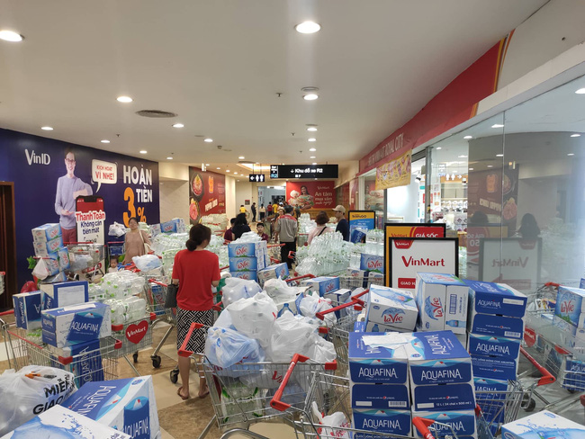 Người dân Hà Nội quét sạch các siêu thị để mua nước sạch sử dụng