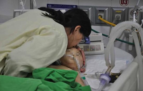 Nụ hôn biệt ly của mẹ “chiến binh” 4 tuổi giúp 2 thanh niên “sáng mắt”