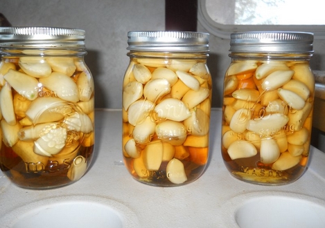 Rượu tỏi có tác dụng gì đối với sức khỏe? Hướng dẫn cách ngâm rượu tỏi không bị xanh