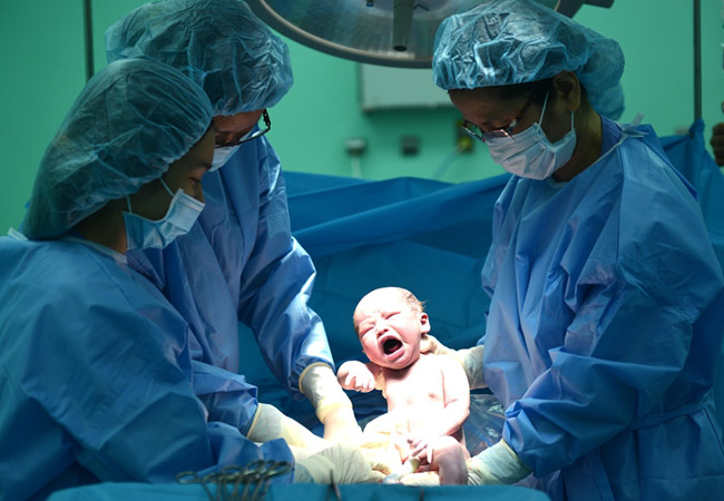 Sản phụ 32 tuổi suýt mất cả mẹ lẫn con vì lựa chọn phương pháp sinh thuận theo tự nhiên