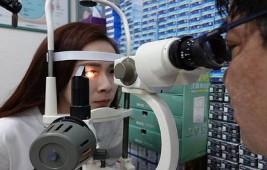 Thủng 500 lỗ giác mạc vì để màn hình điện thoại sáng quá