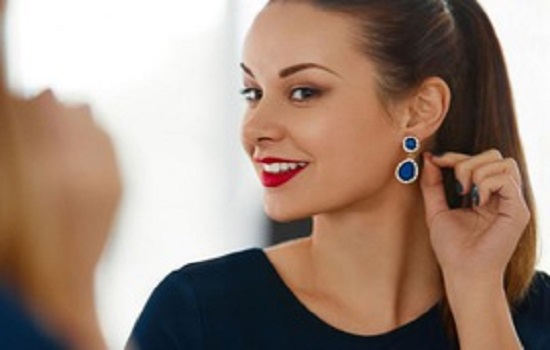 Tránh mang thai ngoài ý muốn nhờ… đeo bông tai