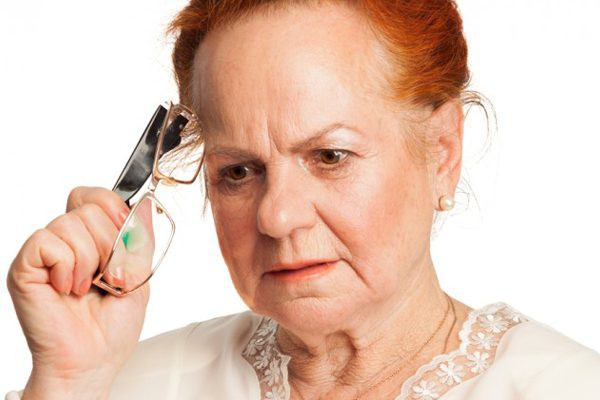Triệu chứng và cách điều trị bệnh Alzheimer ở những người lớn tuổi