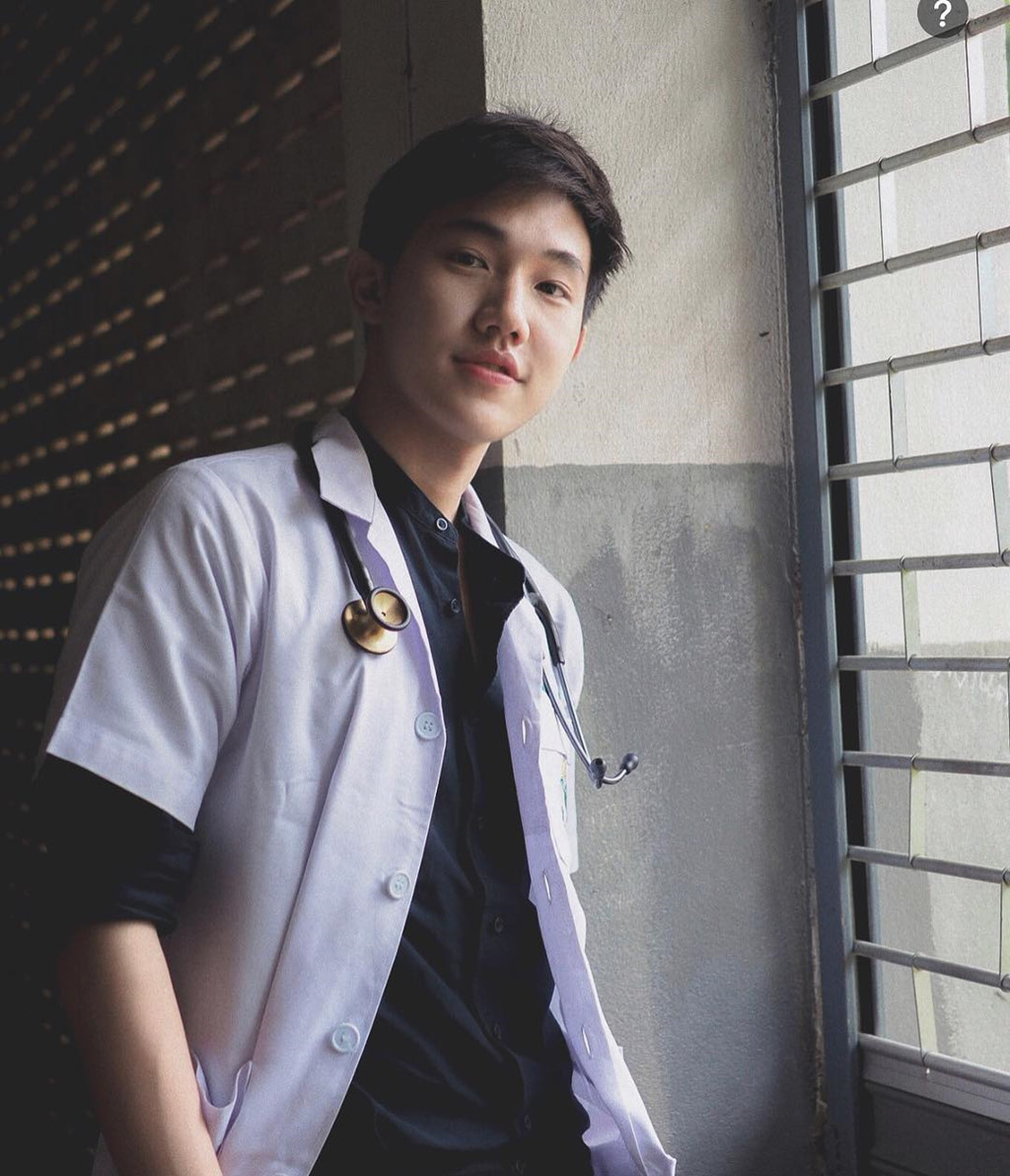 Vẻ điển trai của nam sinh Y dược gây sốt mạng xã hội