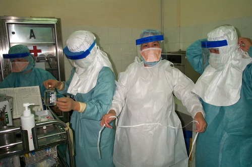 Các bác sĩ tham gia chống dịch SARS tại Bệnh viện Việt Pháp cách đây hơn 15 năm