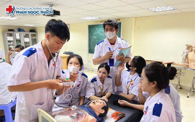 Vì sao nên chọn ngành Y sĩ đa khoa tại Trường Cao đẳng Y khoa Phạm Ngọc Thạch?