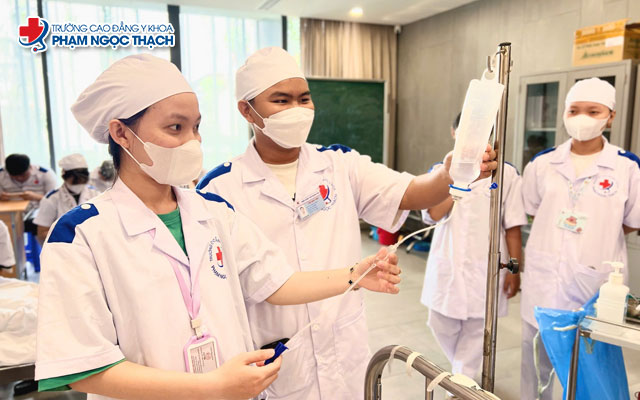 Điều dưỡng viên trình độ Cao đẳng là lực lượng nòng cốt trong các cơ sở y tế tuyến cơ sở và bệnh viện công lập