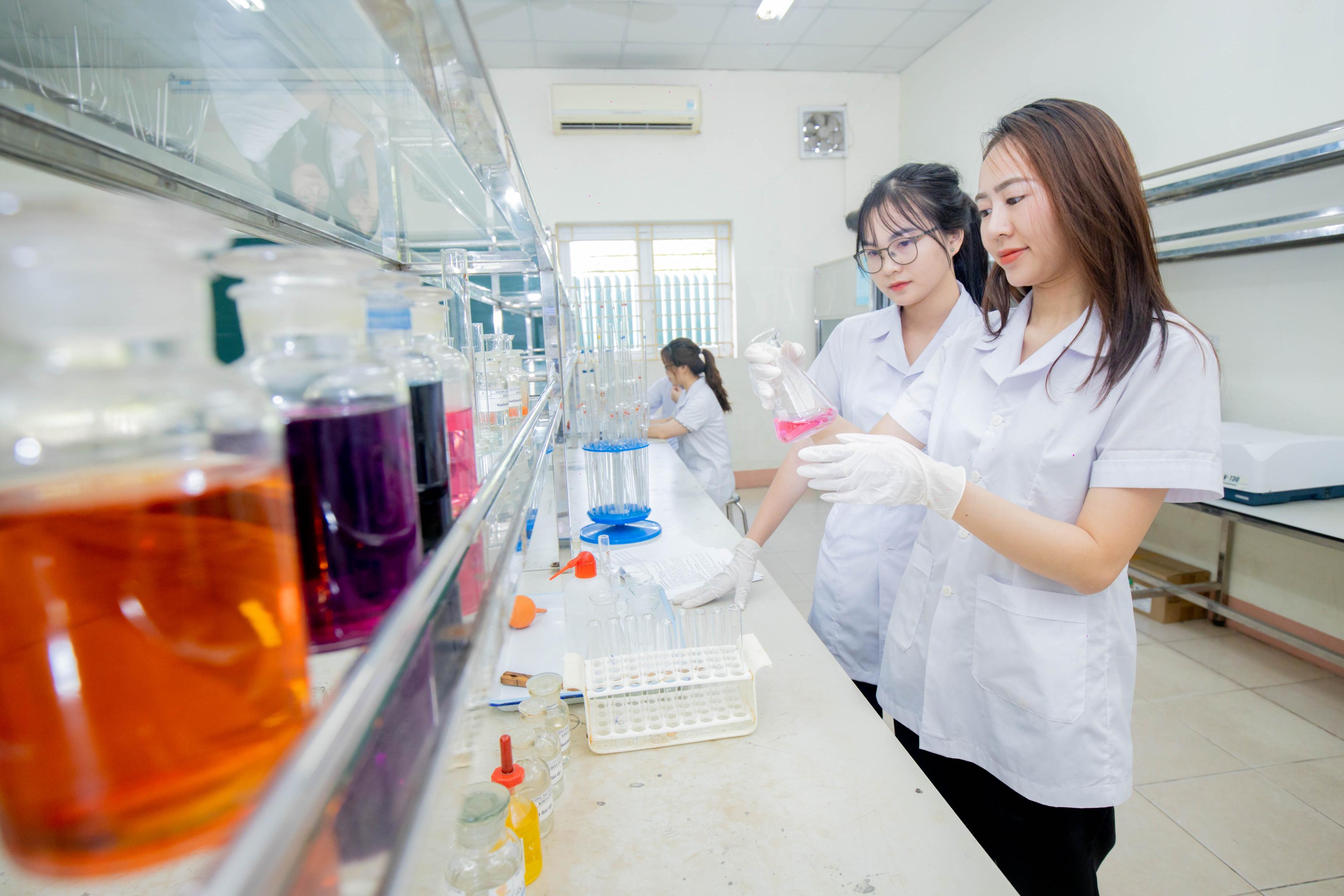 con-gai-hoc-y-nen-chon-nganh-nao