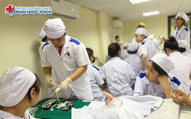 Ưu điểm khi học ngành Điều dưỡng hệ Cao đẳng