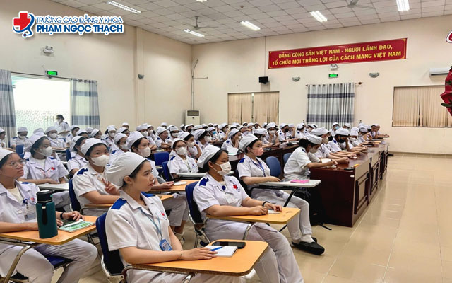 Đồng phục của Trường Cao đẳng Y khoa Phạm Ngọc Thạch được thiết kế đơn giản nhưng chuẩn mực