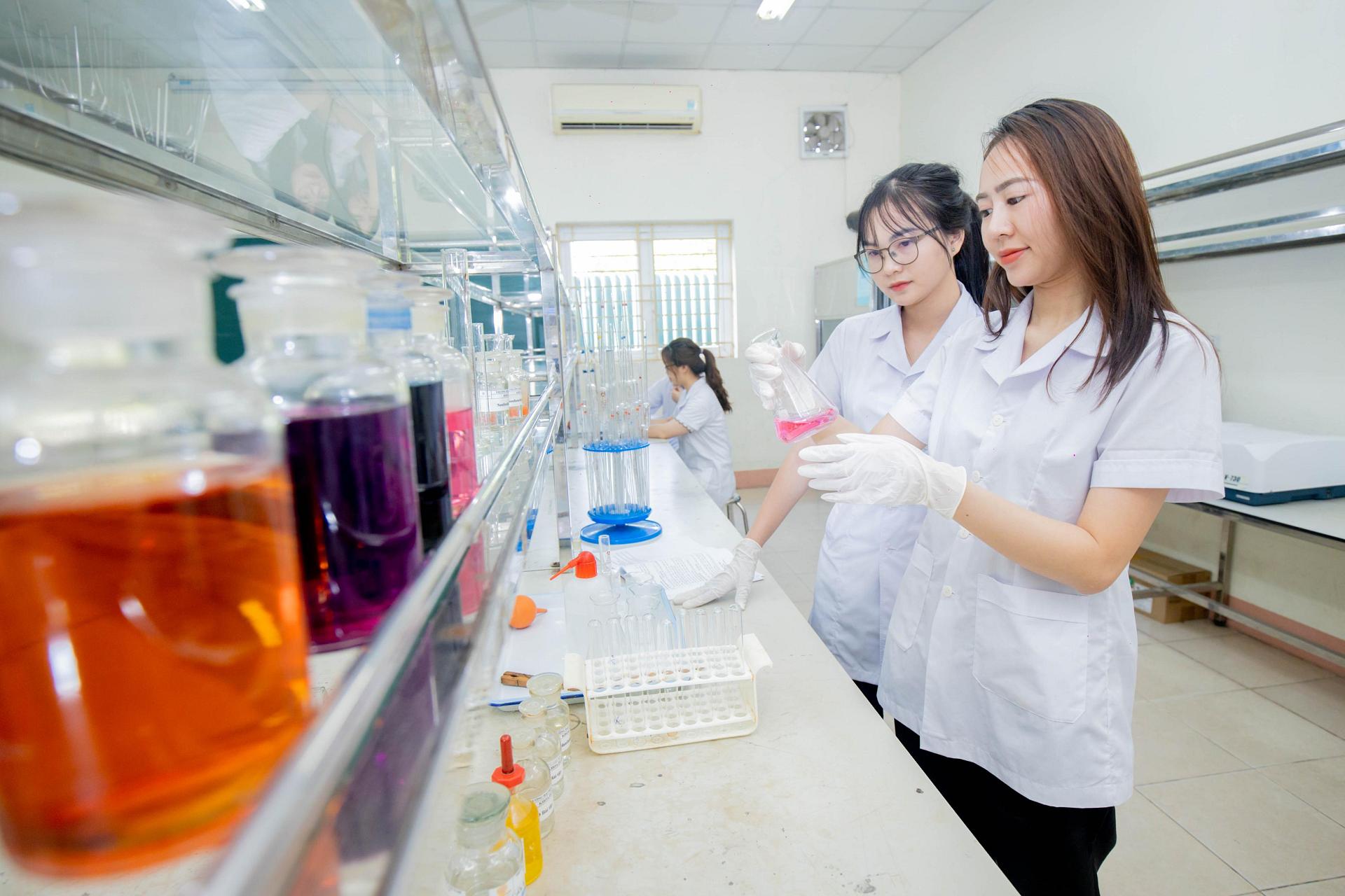 duoc-hoc-va-hoa-duoc