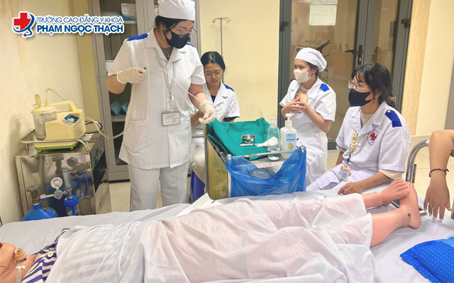 Một giờ học ngành Dược của sinh viên Cao đẳng Y khoa Phạm Ngọc Thạch