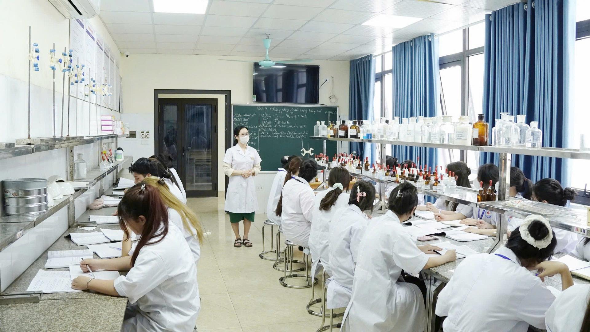 khung-chuong-trinh-dao-tao-nganh-duoc-he-dai-hoc-va-cao-dang