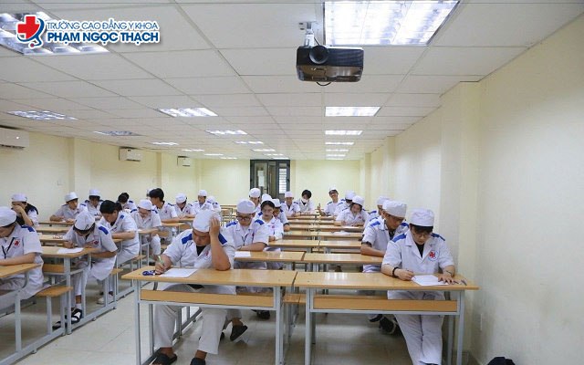 Sinh viên ngành Phục hồi chức năng trong giờ kiêm tra tiêng Anh chuyên ngành