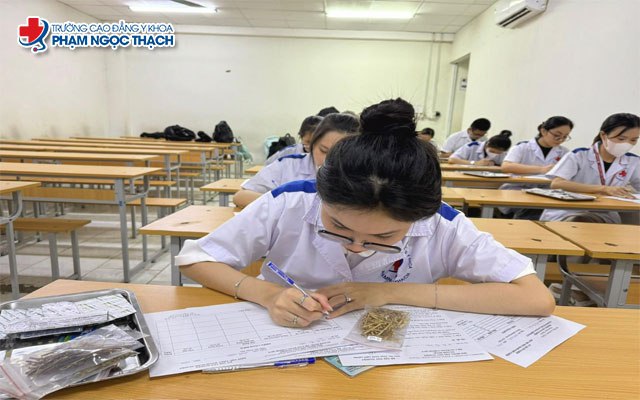 Sinh vi&ecirc;n Y học c&ocirc;̉ truy&ecirc;̀n Trường Cao đẳng Y khoa Phạm Ngọc Thạch trong giờ ki&ecirc;̉m tra v&ecirc;̀ dược li&ecirc;̣u