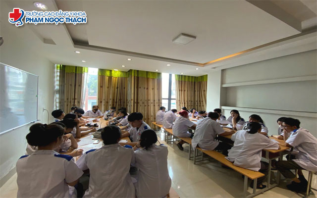 Hình ảnh sinh viên nghiêm túc trong giờ học lý thuyết