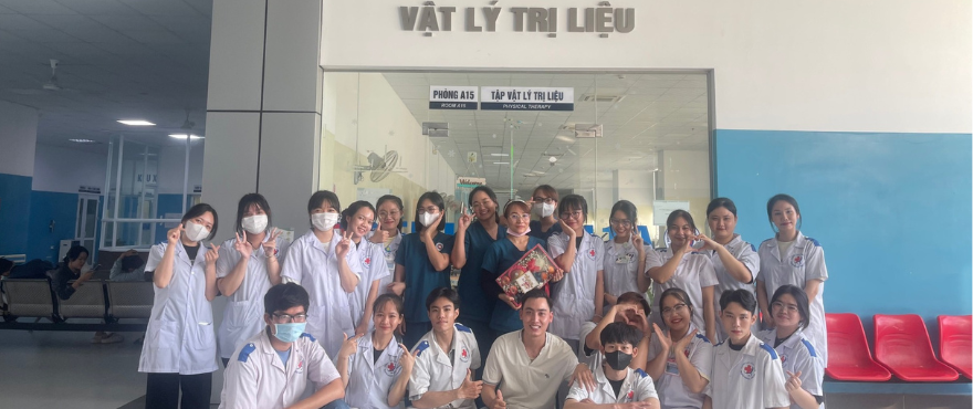 Sinh viên ngành Phục hồi chức năng đi thực tập ở bệnh viện