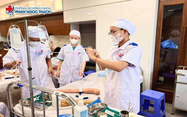 Sinh viên Cao đẳng Y khoa Phạm Ngọc Thạch trong giờ thực hành 