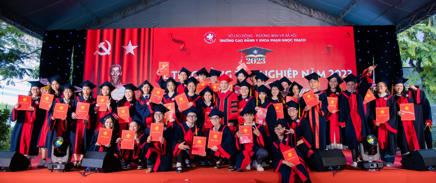 Sinh viên tham dự lễ tốt nghiệp