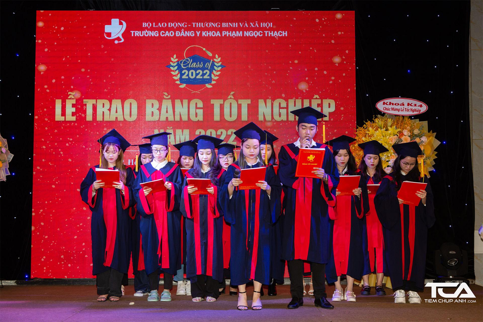 Sinh viên Trường Cao đẳng Y khoa Phạm Ngọc Thạch tuyên thệ y đức trước khi nhận bằng tốt nghiệp