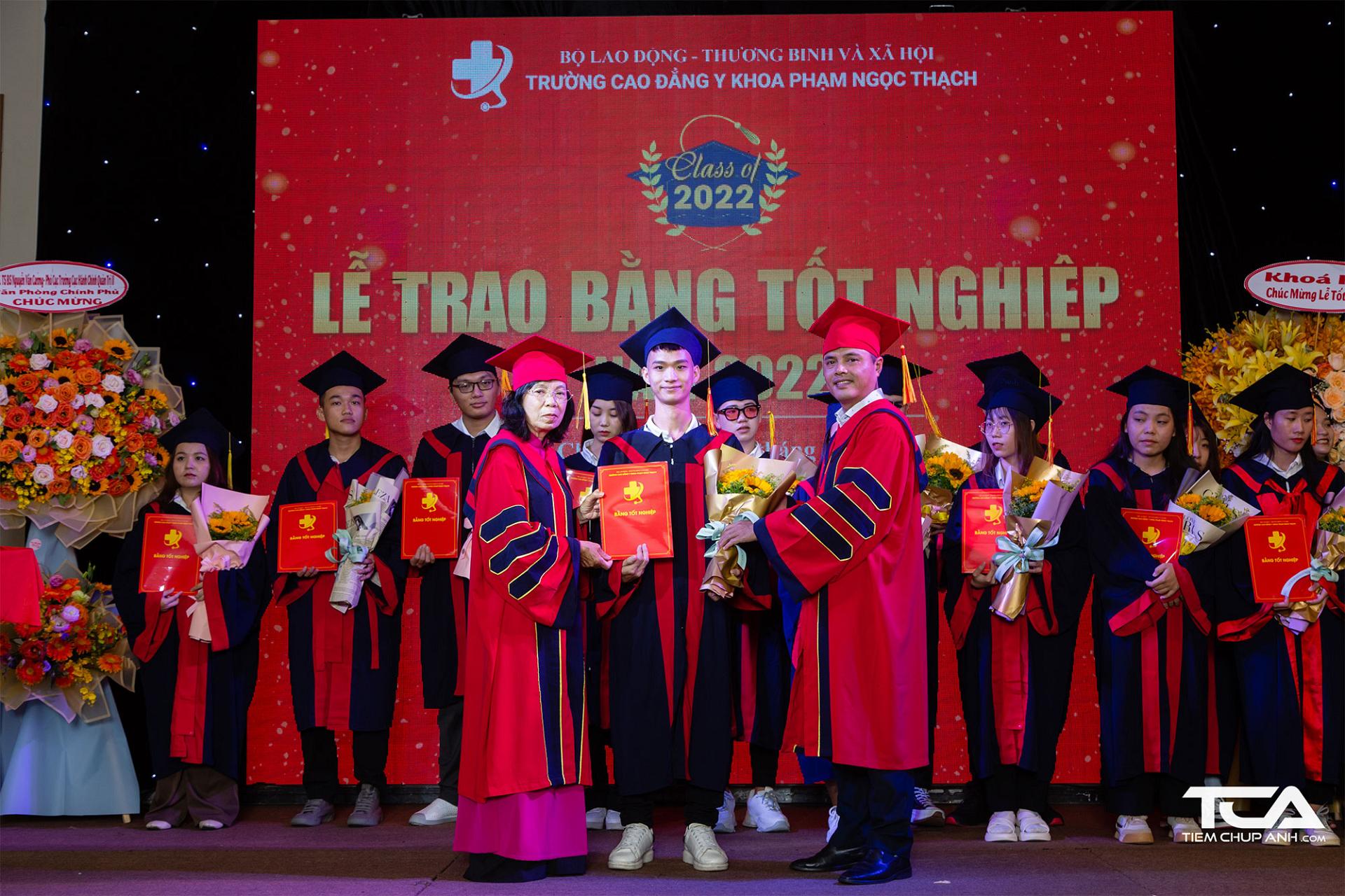 Các Tân cử nhân Trường Cao đẳng Y khoa Phạm Ngọc Thạch trong lễ tốt nghiệp