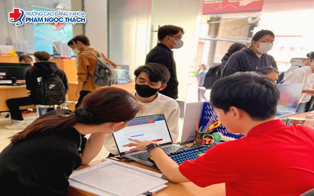 Thí sinh hoàn tất thủ tục đăng ký xét học bạ tại Cao đẳng Y khoa Phạm Ngọc Thạch