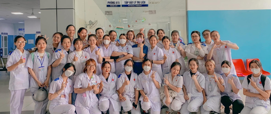 Sinh viên Trường Cao đẳng Y khoa Phạm Ngọc Thạch đi thực tập ở bệnh viện