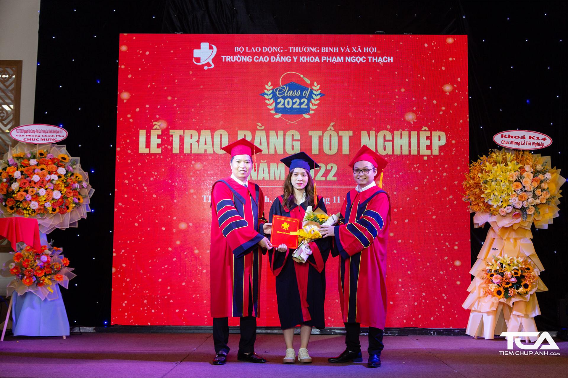 Hiệu trưởng Trường Cao đẳng Y khoa Phạm Ngọc Thạch trao bằng tốt nghiệp cho sinh viên
