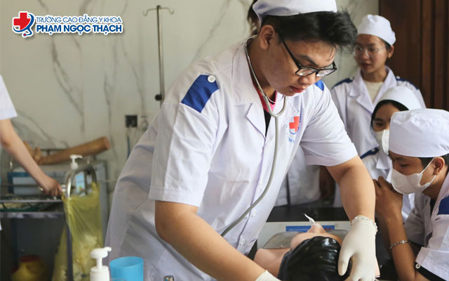 Y sĩ có được mở phòng khám không?