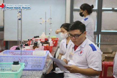 Học phí ngành Dược năm 2026 chi tiết cho từng hệ đào tạo